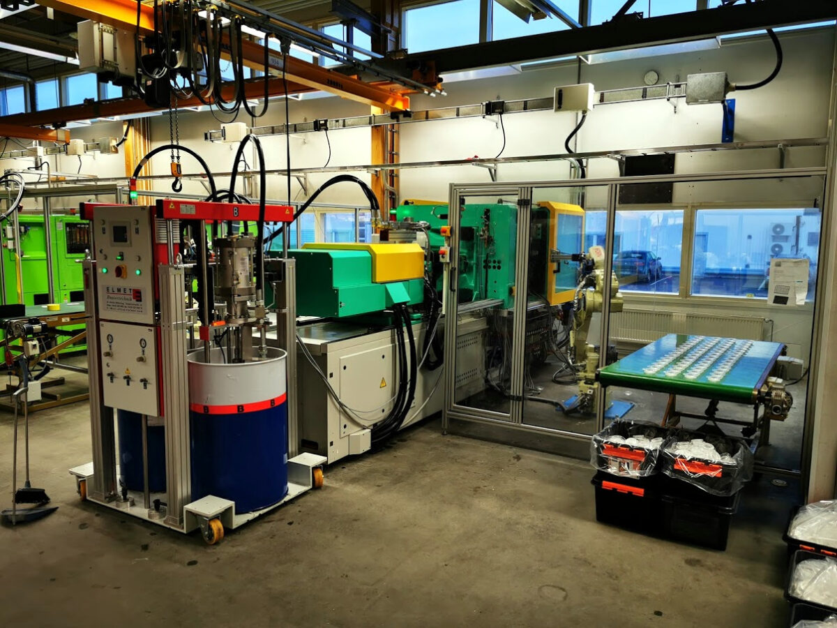 LSR-tehtaalta sisäkuva konehallista.