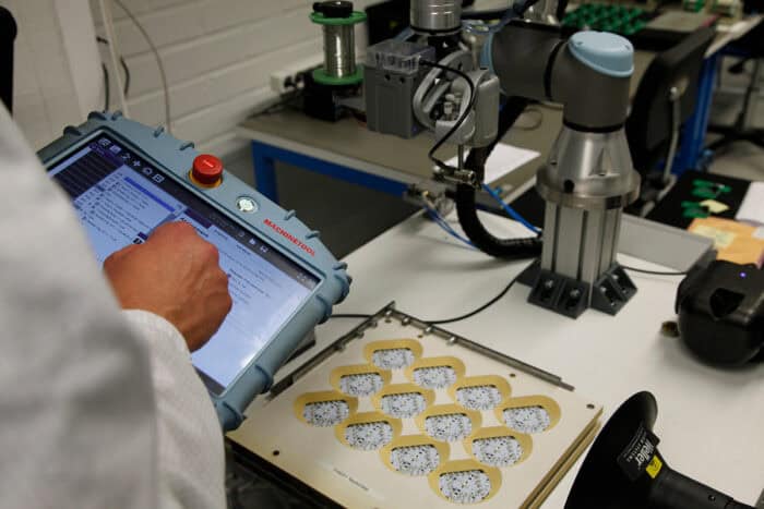 Laukamon tehtaalla elektroniikan kokoonpano työpiste